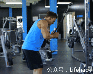 1秒变腹肌out啦,现在流行二头肌夹苹果