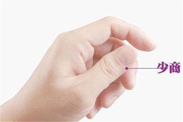 "少商"穴位于大拇指甲根部桡侧面,距指甲缘约0.6cm,在黑白肉际交界处.