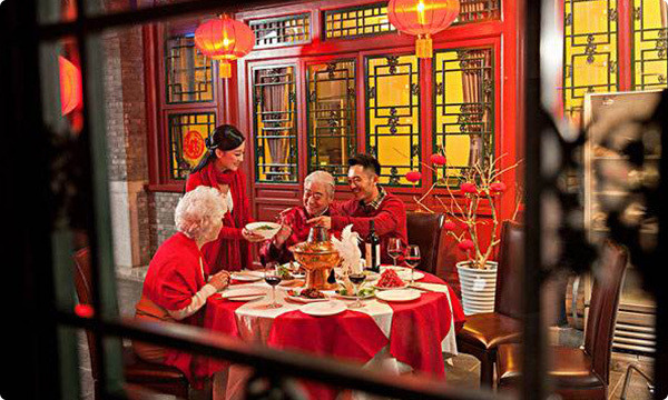 大年夜,丰盛的年菜摆满一桌,阖家团聚,围坐桌旁,共吃团圆饭.