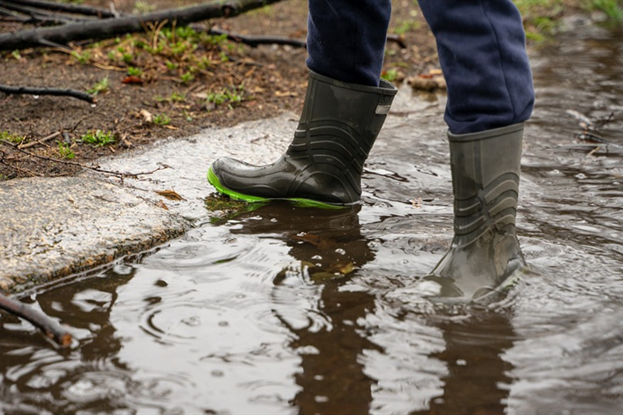 河边灌水的雨靴图片
