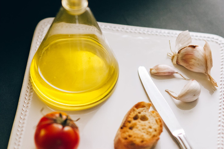 但是,由于其精炼度高,这类食用油的颜色浅到几乎接近于透明澄清,炼油